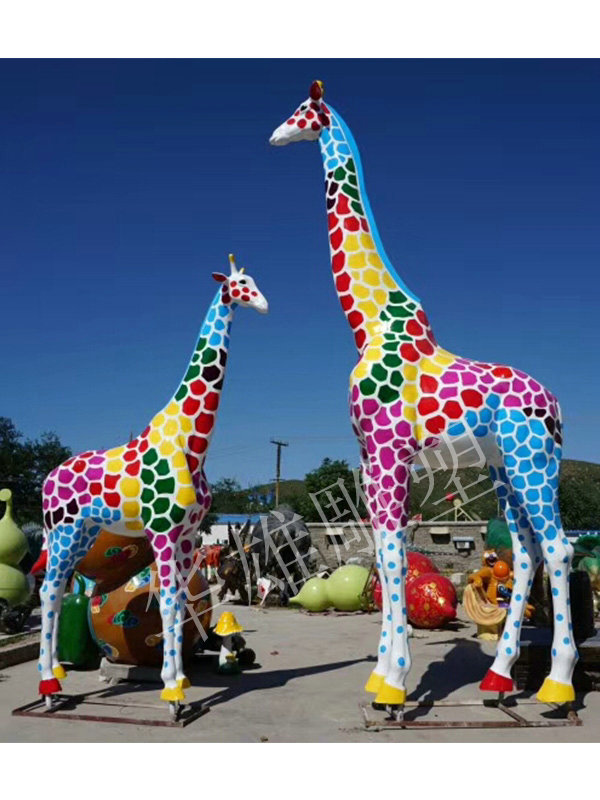 色彩长颈鹿雕塑