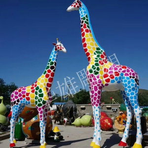 色彩长颈鹿雕塑